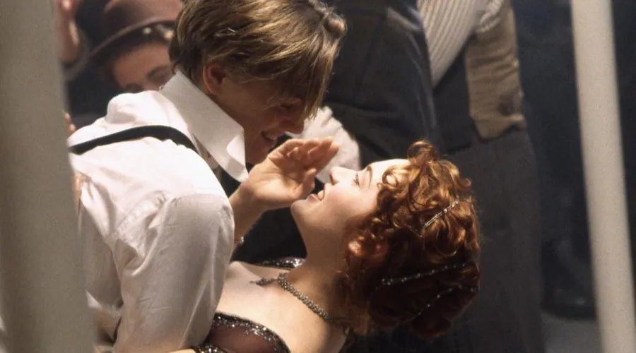 O personagem Jack e Rose (Kate Winslet) em cena no filme que arrebatou os fãs há mais de 20 anos