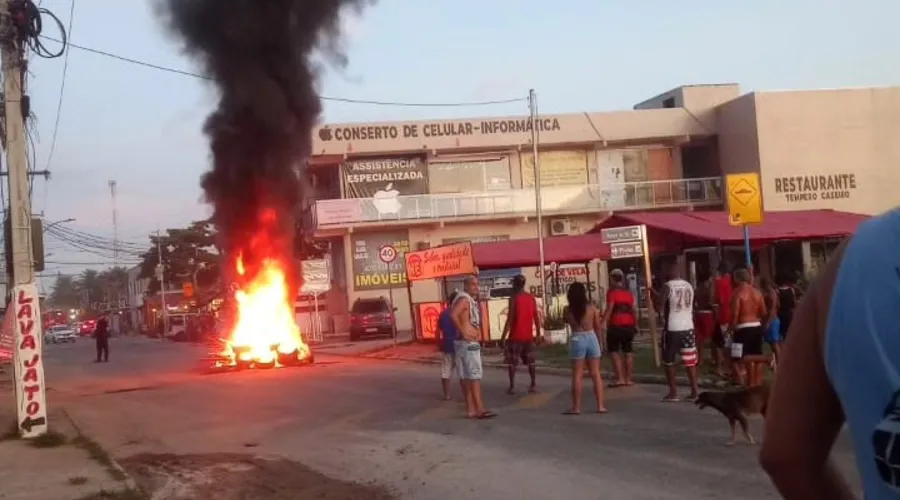 Moradores de Itaipuaçu fizeram protesto no início da noite desta segunda-feira (15)
