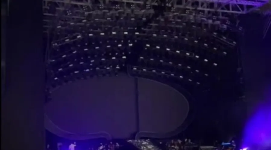 Luzes do palco se apagaram na introdução do show