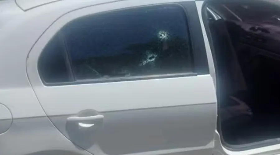 Carro atingido por disparos onde sucessor de Zinho foi morto