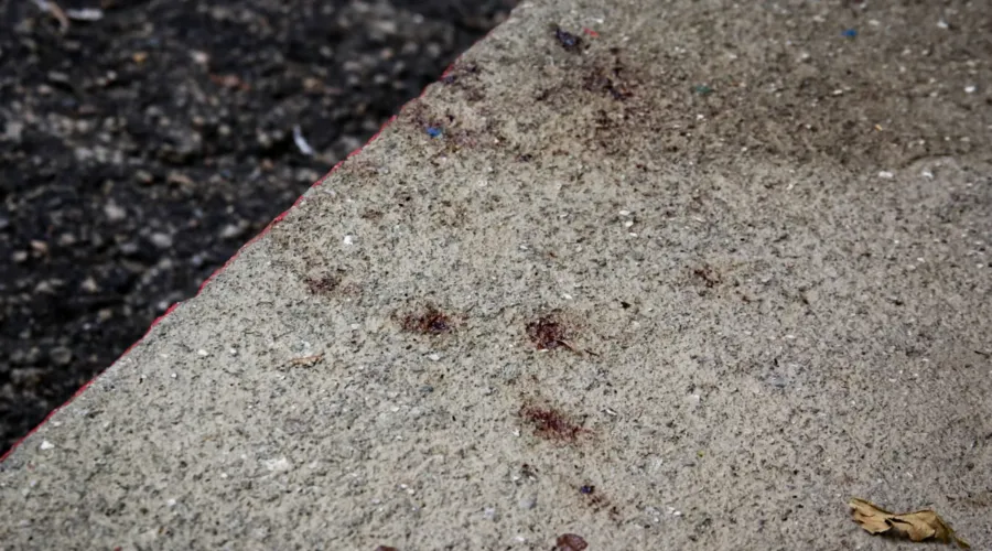 Marcas de sangue ficaram espalhadas pelo chão