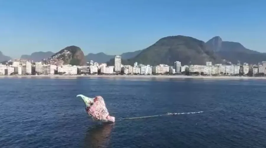 Balão caiu no mar da Praia de Copacabana neste sábado (4), próximo ao palco do show de Madonna