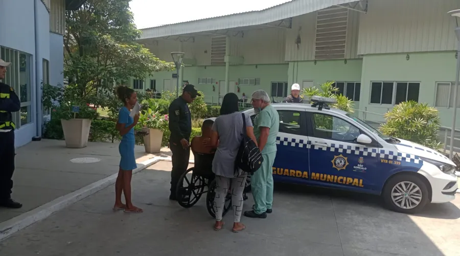 A vítima foi socorrida pela mãe, sendo levada pela viatura da Guarda Municipal ao Hospital Estadual Alberto Torres