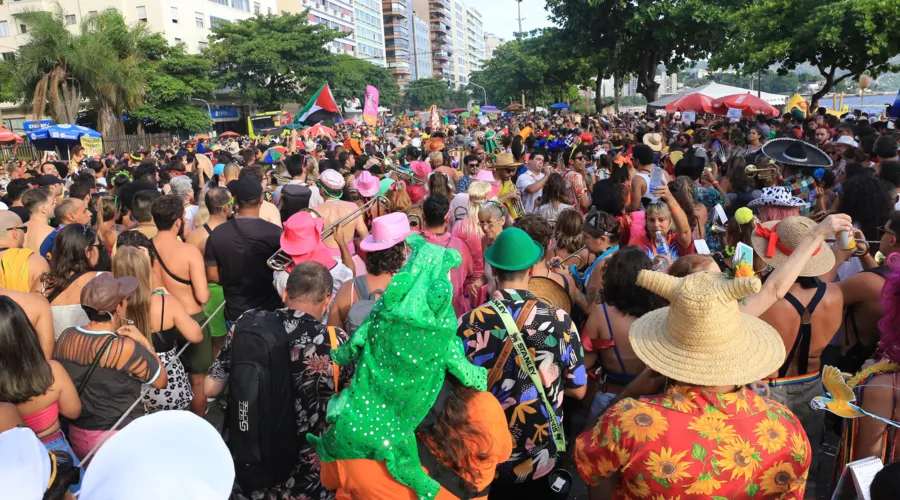 Multidão aproveitou o último dia de folia em Niterói