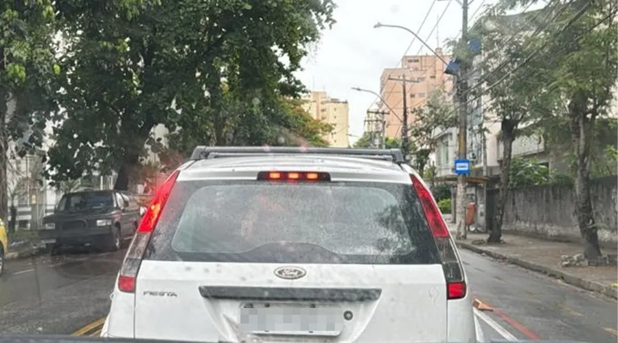 Trânsito lento na avenida Professor João Brasil