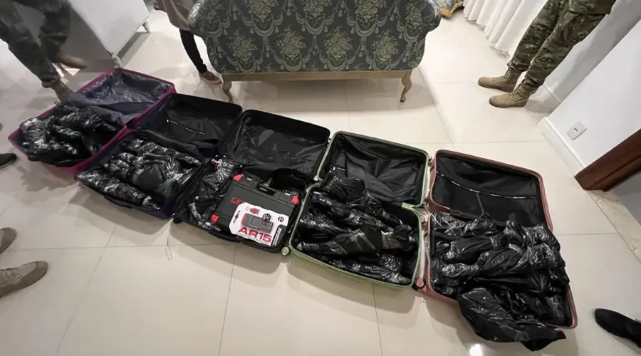 As armas foram encontradas em um guarda-roupas e malas