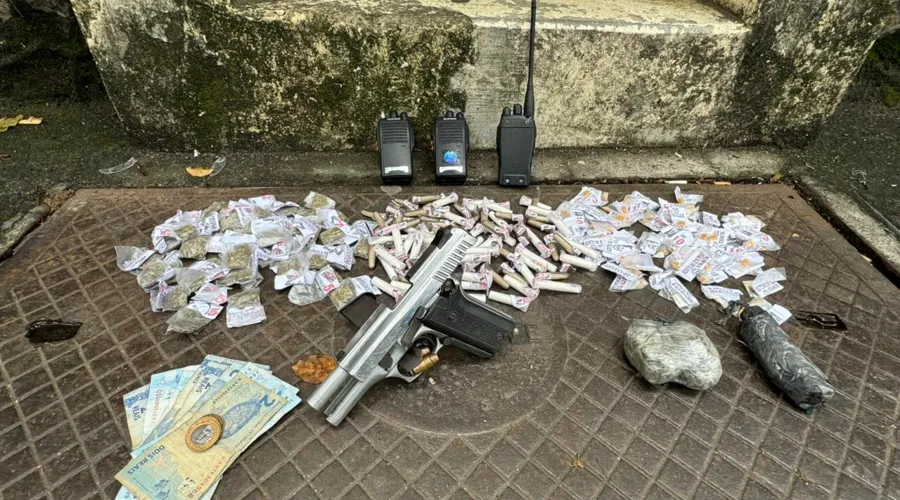 Foram apreendidos uma pistola, dinheiro, granadas e rádios comunicadores