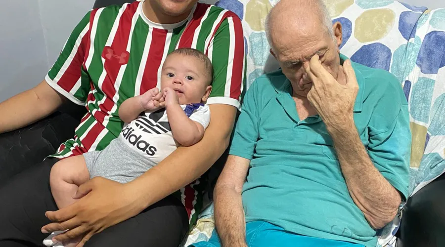 Gabriel com o filho João Gabriel, no colo; e o avô Acedino Martins, ao lado