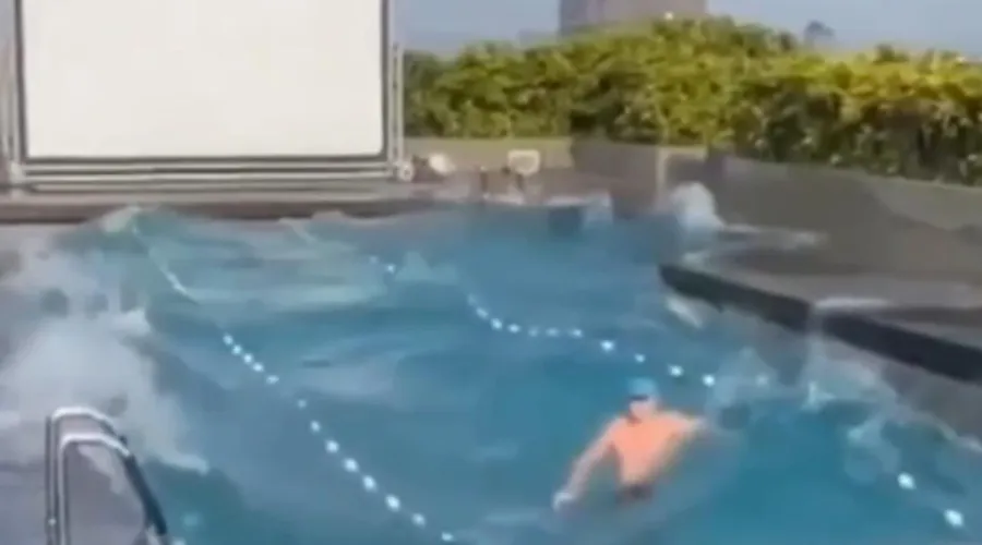 Turista fica preso na piscina durante terremoto