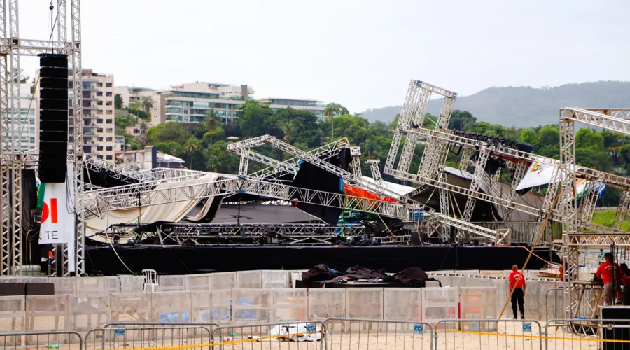 A estrutura do palco montado na Praia de Icaraí desabou
