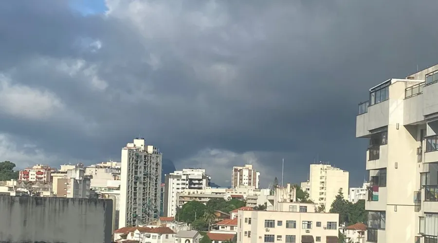 Em Icaraí, na Zona Sul de Niterói, já é possível ver nuvens cinzas no céu