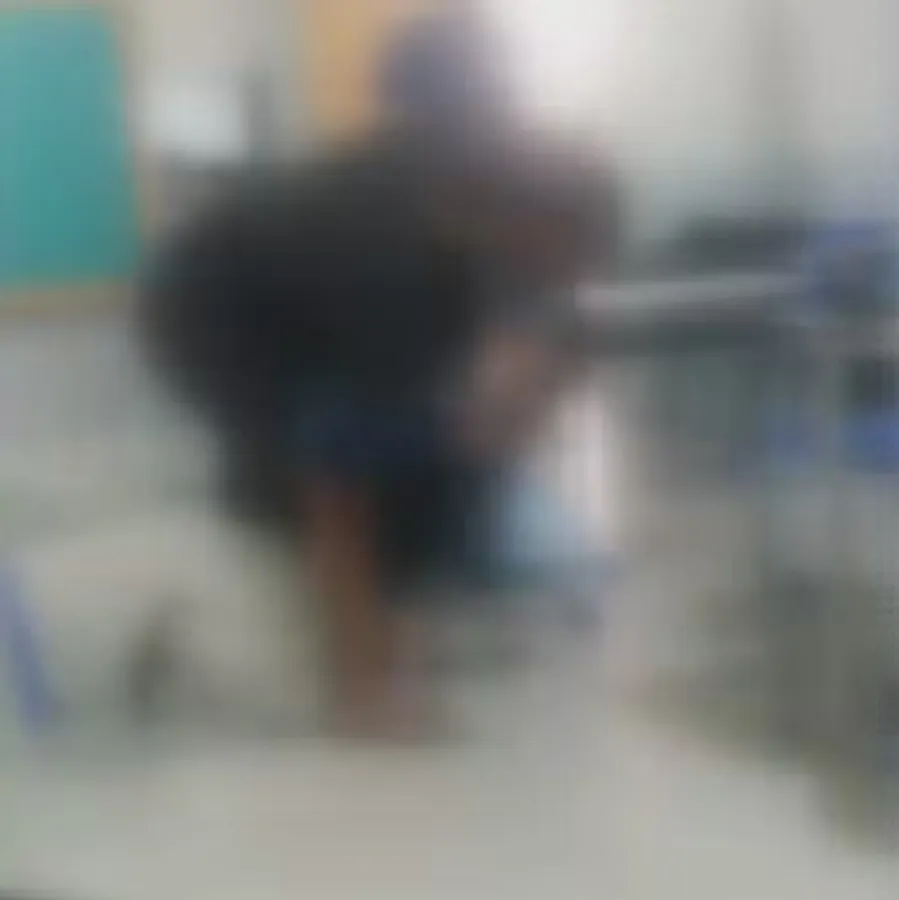 Imagem ilustrativa da imagem Aluno aplica ‘mata-leão’ em professor dentro de sala; vídeo