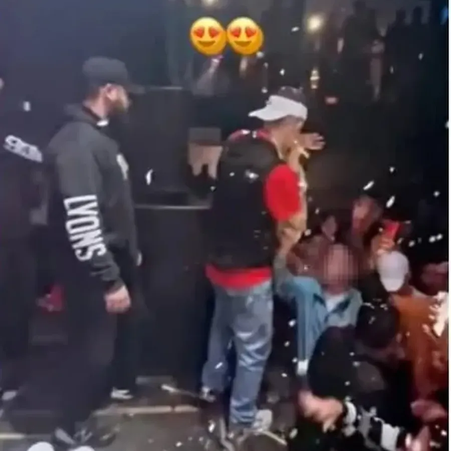 Adolescente tenta teria subir ao palco para tirar uma foto com MC Daniel