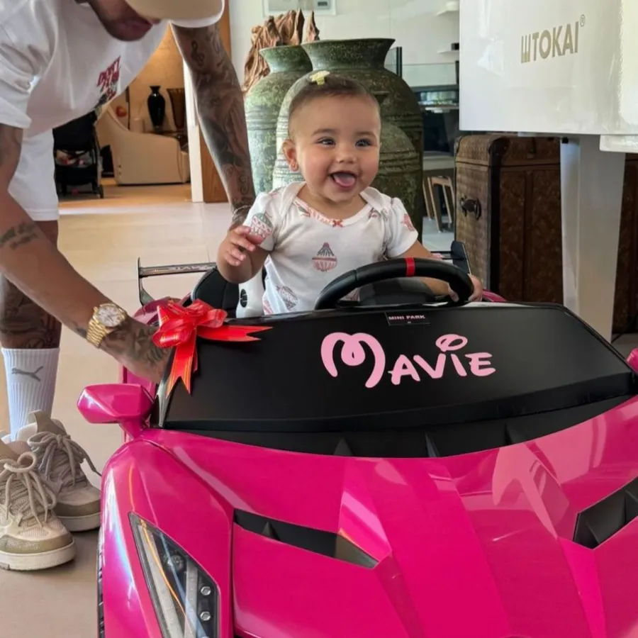 Neymar mostrou a pequena Mavie radiante e sentada em seu mini carrinho