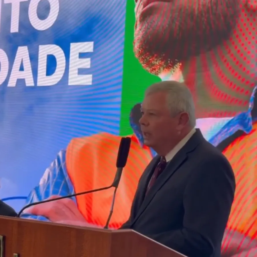 Prefeito de Niterói no anúncio do PAC em Brasília