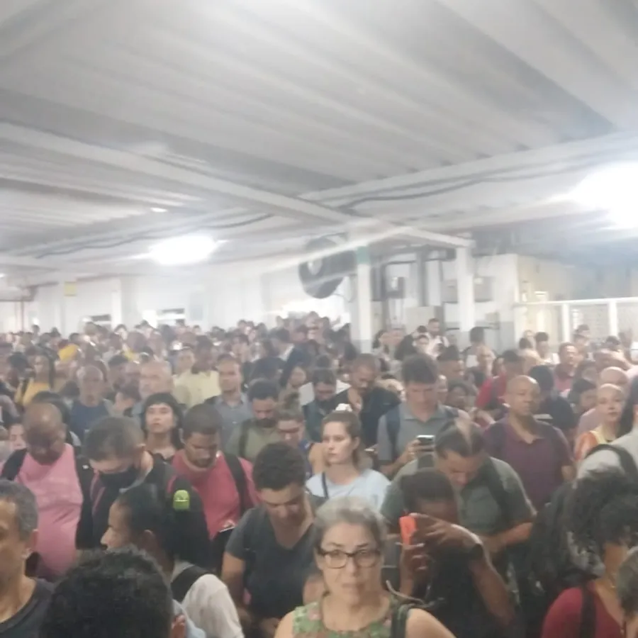 A estação da Praça XV ficou superlotada na noite desta quinta