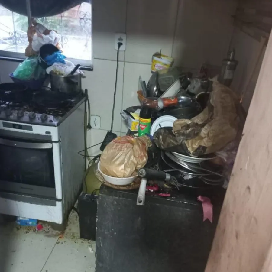 Na casa da idosa, havia acúmulo de lixo, fezes de animais domésticos e insetos