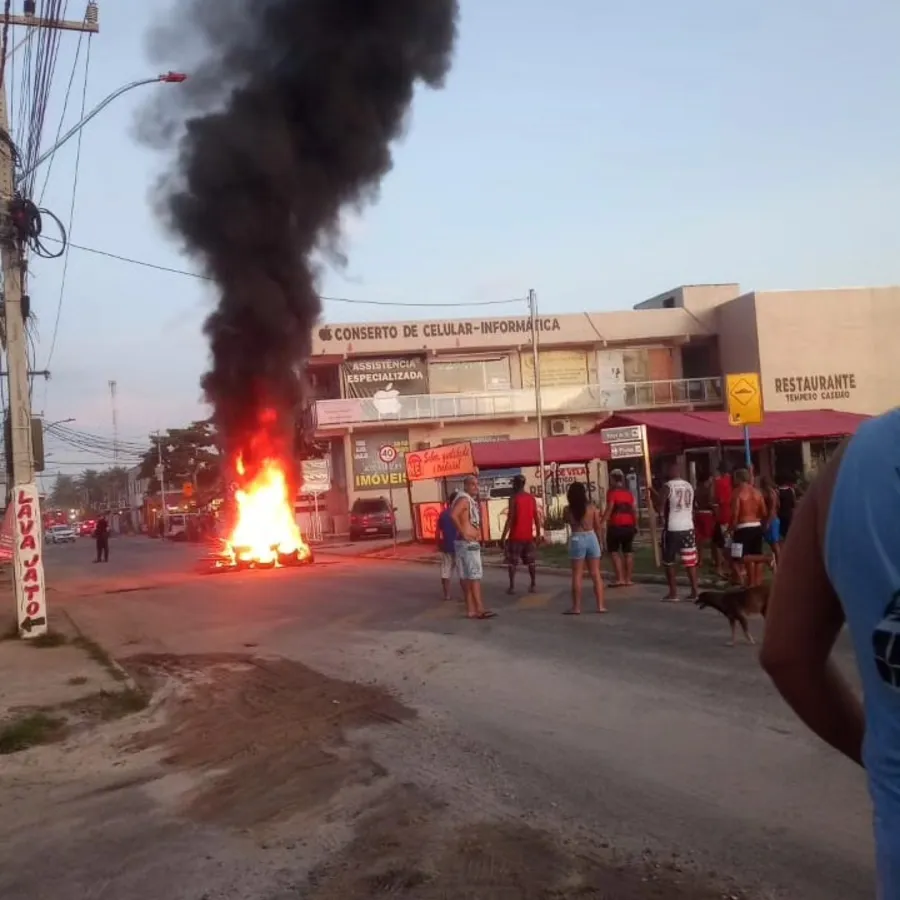 Moradores de Itaipuaçu fizeram protesto no início da noite desta segunda-feira (15)