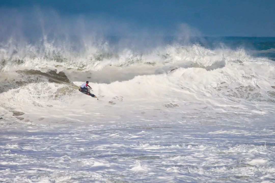 Surfistas e público vibraram com altas ondas na praia de Itacoatiara