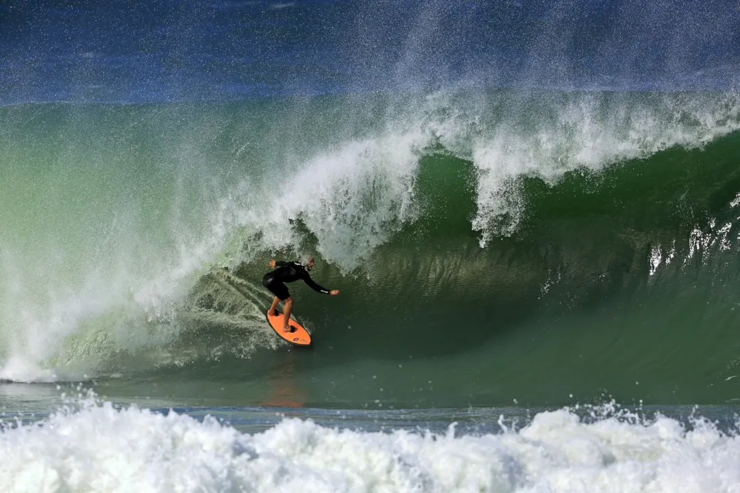 Lucas Chumbo e Pedro Scooby em campeonato de surfe em Niterói