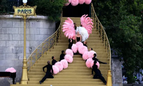 Gaga, acompanhada de bailarinos e muitas plumas, interpretou "Mon Truc En Plumes"