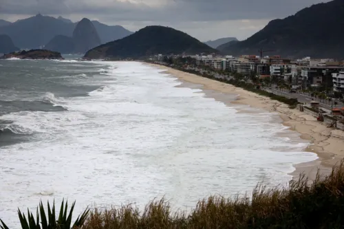 Faixa de areia ficou encoberta na praia de Piratininga, em Niterói