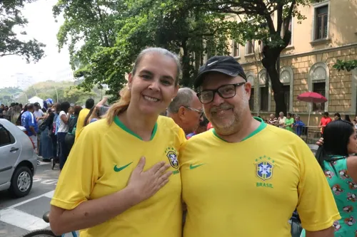 Roberta Miranda e Clóvis Miranda foram cedo na manhã deste sábado (7) assistir o desfile