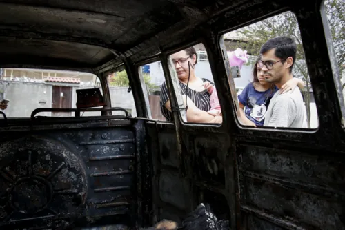 Flávia e Isac voltavam de uma festa em Alphaville, Maricá, quando o incêndio atingiu a kombi