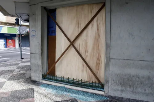 Foi colocado um tapume de madeira para tapar o local