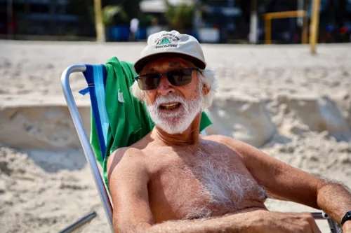 Aposentado Sebastião Roberto, de 70 anos, curtiu manhã na praia