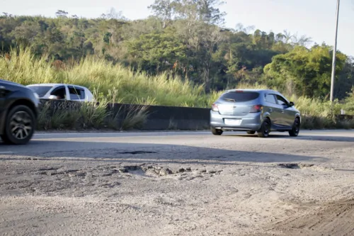 Pneus furados, aros danificados e danos aos freios são relatos de motoristas