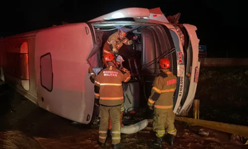 Ônibus com fiéis tombou no início da BR-465