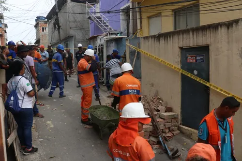 Diversas equipes da prefeitura e bombeiros atuam no local