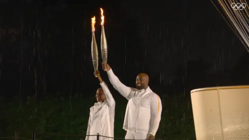 Os atletas negros, Teddy e Marie, acenderam a chama olímpica