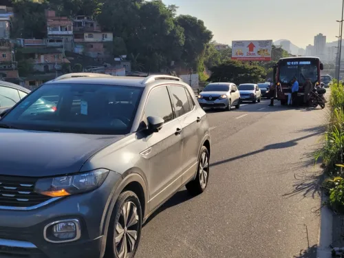 Motociclista foi levado pelos bombeiros para o Hospital Estadual Azevedo Lima