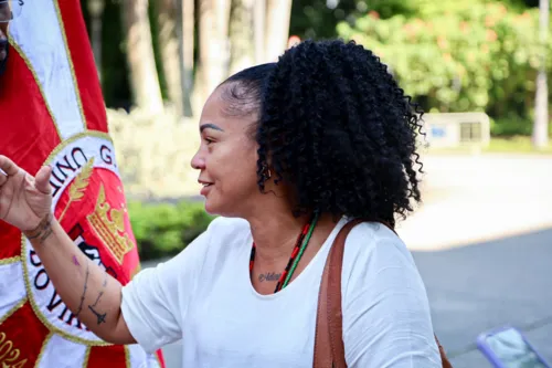 A porta-bandeira da Viradouro, Ruth Alves,  compareceu ao velório junto com o mestre-sala da escola, Julinho Nascimento