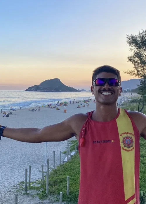 O bombeiro dá expediente na Praia do Recreio