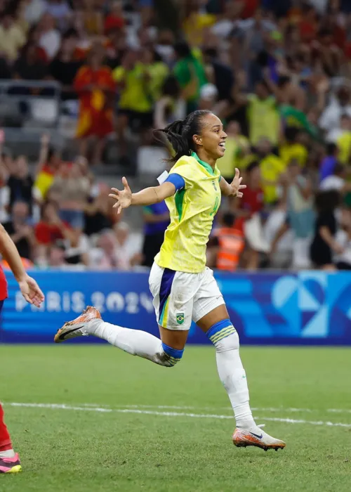 Adriana comemorando o terceiro gol sobre a Espanha