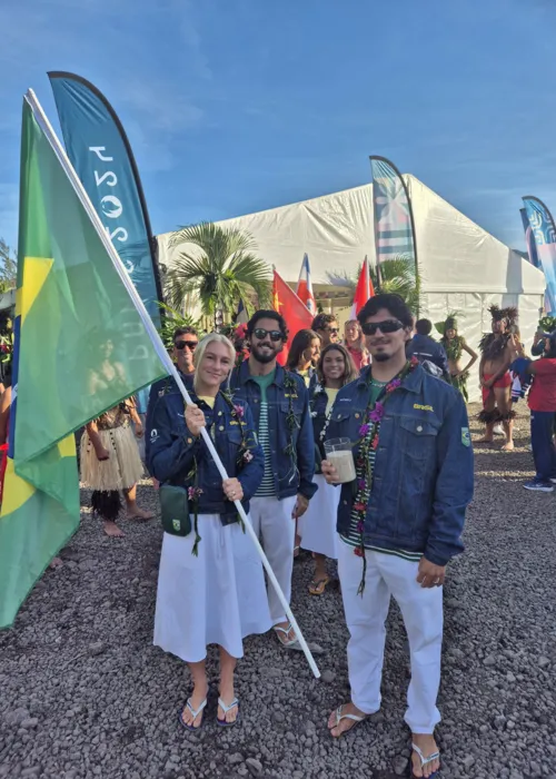 Equipe brasileira de Surf participou da cerimônia com danças típicas, no Taiti