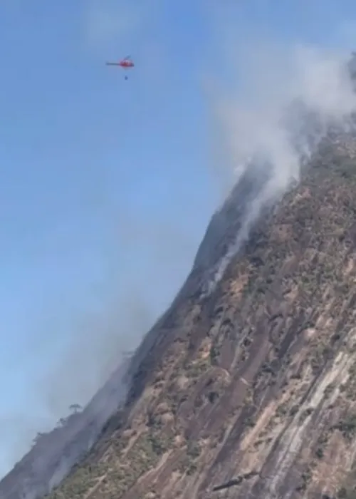 Vegetação na Praia de Itacoatiara pegou fogo um dia antes de alerta  de incêndio da Defesa Cívil