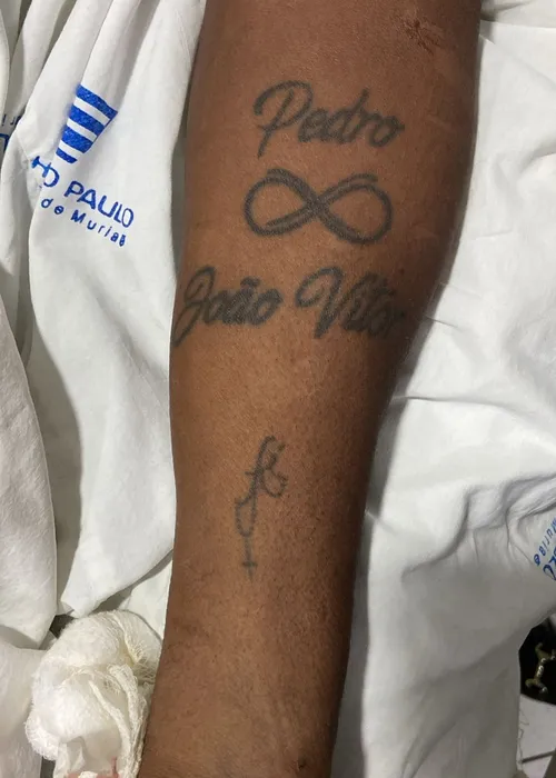 Braço de Leonardo com a tatuagem