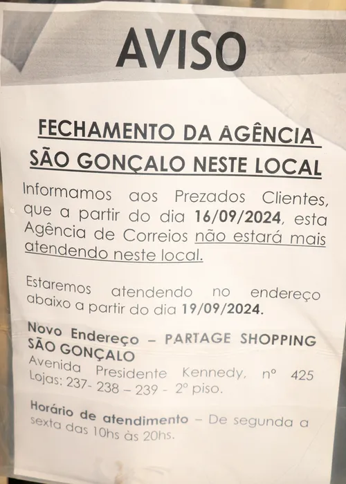 Aviso está logo na entrada da agência