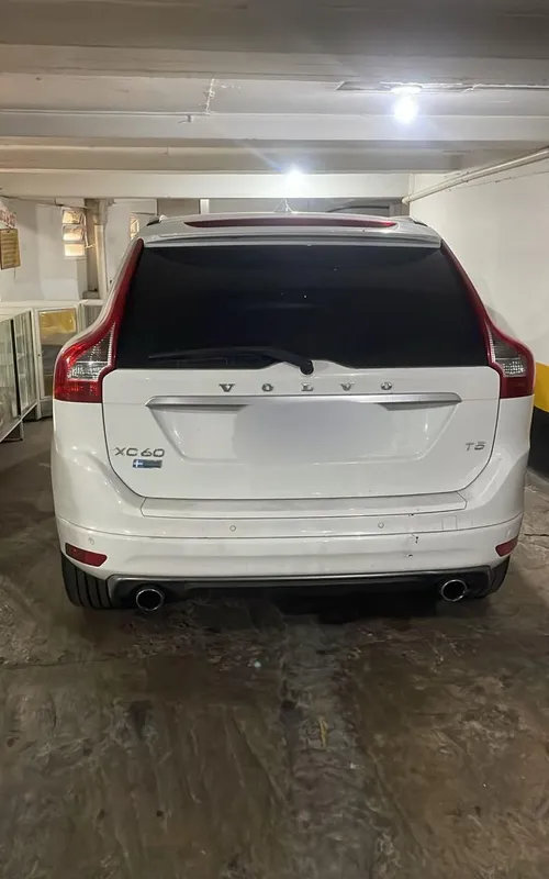 Carros de luxo foram apreendidos na operação