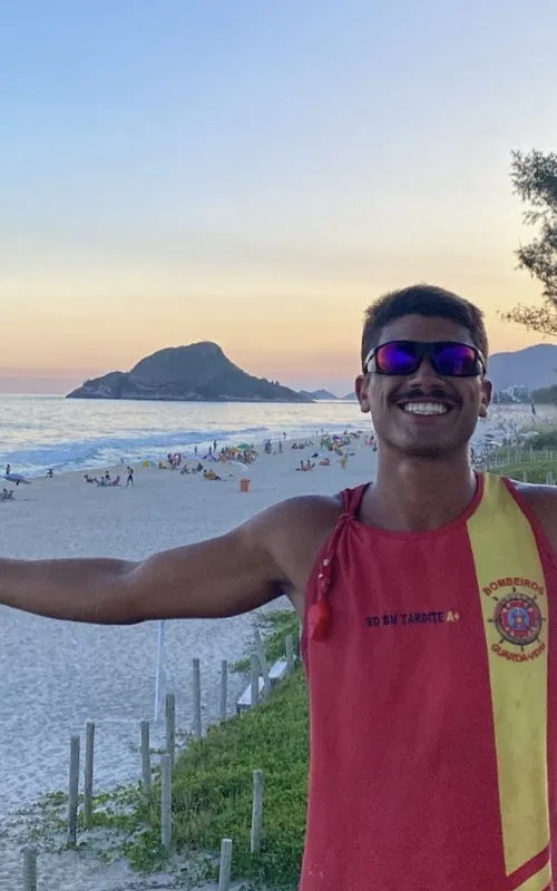 O bombeiro dá expediente na Praia do Recreio