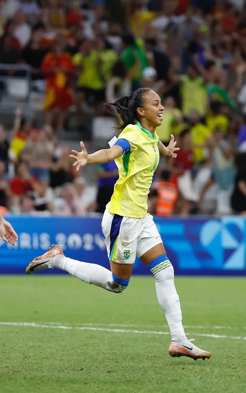 Adriana comemorando o terceiro gol sobre a Espanha