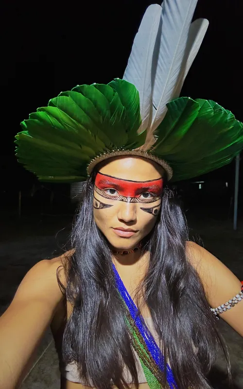 Descendente da etnia tupi-guarani, Dandara engaja-se no ativismo indígena