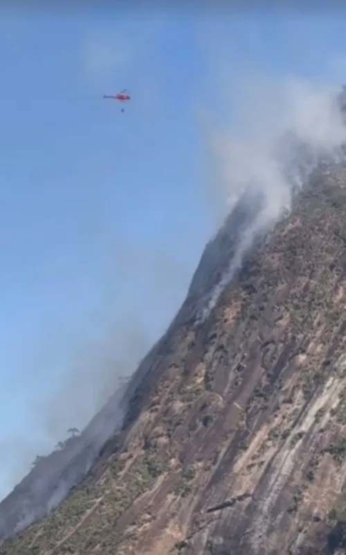 Vegetação na Praia de Itacoatiara pegou fogo um dia antes de alerta  de incêndio da Defesa Cívil