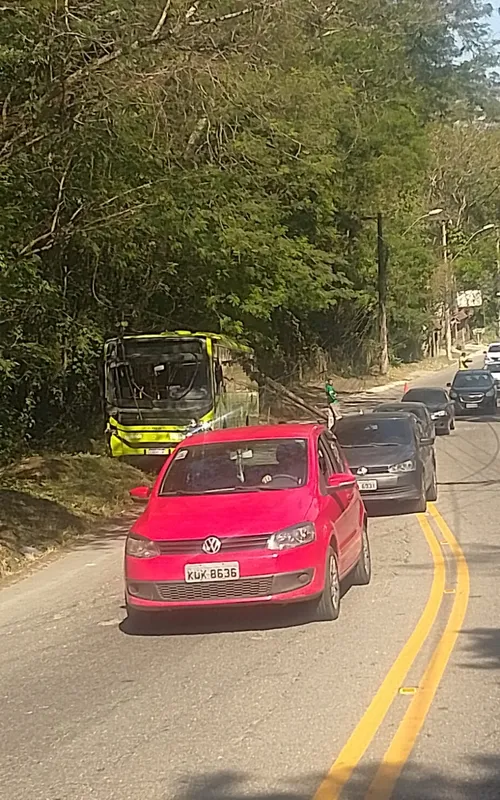 Longo engarrafamento complicou o trânsito na região