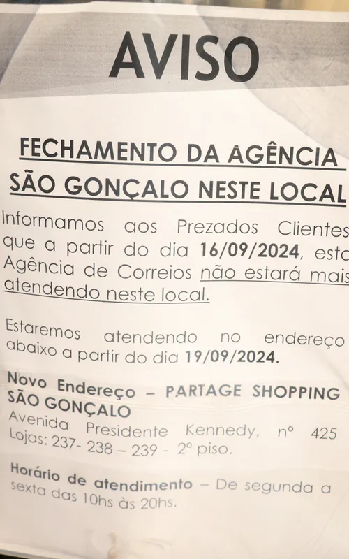 Aviso está logo na entrada da agência
