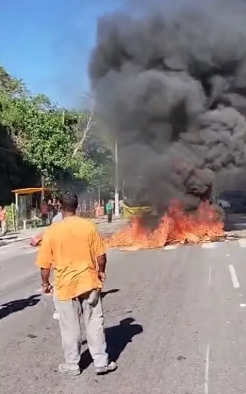 Moradores atearam fogo em objetos no meio da via